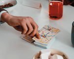 Juego de Mesa Just One en Español. Marca Asmodee
